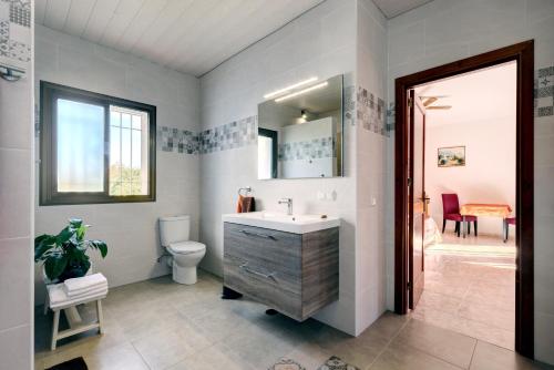 a bathroom with a sink and a toilet at Finca Los Pajaros in San Pablo