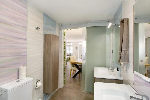 a bathroom with a white toilet and a sink at Apartamento La Burrita in San Agustin