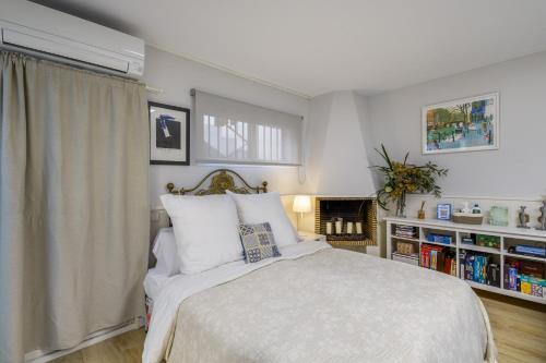 a bedroom with a bed and a book shelf at Host Dalies in Premia de Dalt