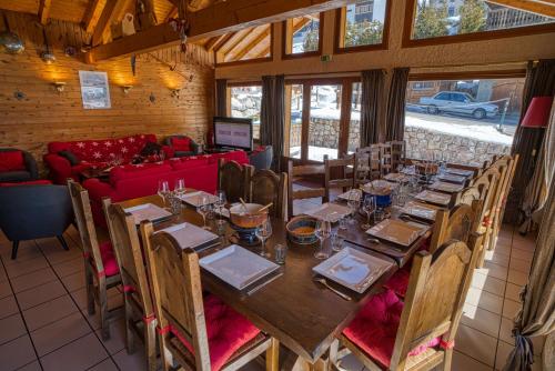 a dining room with a long table and chairs at Chalet la savoyarde in Châtel