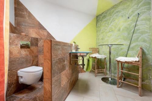 a bathroom with a shower and a toilet in it at Piso Loft tropical Doa in San Marcos