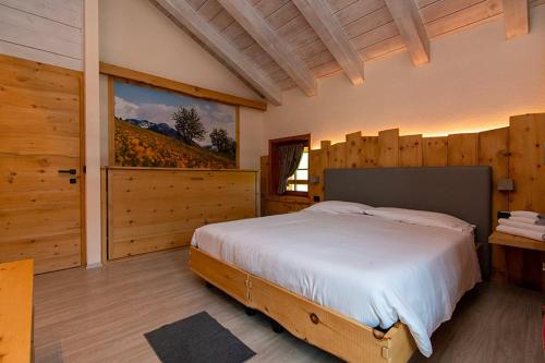 a bedroom with a large bed and a window at Chalet Galli Trilocale in Livigno