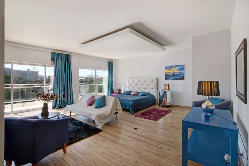 a living room with a bed and a couch at Villa Rosana in Albufeira