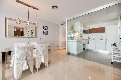 a kitchen and dining room with a table and chairs at Acogedor apartamento 2 dormitorios in Marbella