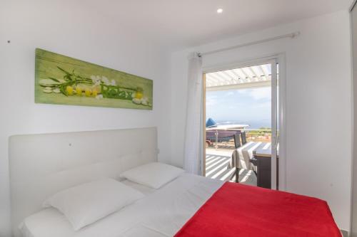 a bedroom with a bed and a window with a view at Superbe Appart Neuf Climatisé in Albitreccia