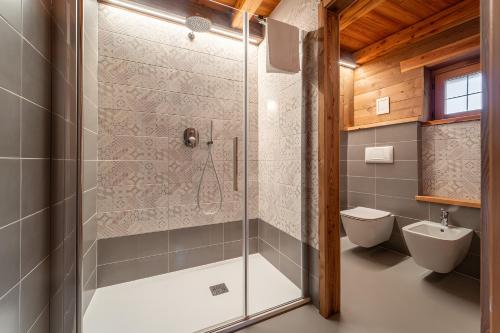 a bathroom with a glass shower and a toilet at Civico 1 in Marmora