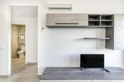 a living room with a tv and a wall at Giuliano Superior 1 para 4 personas in Empuriabrava