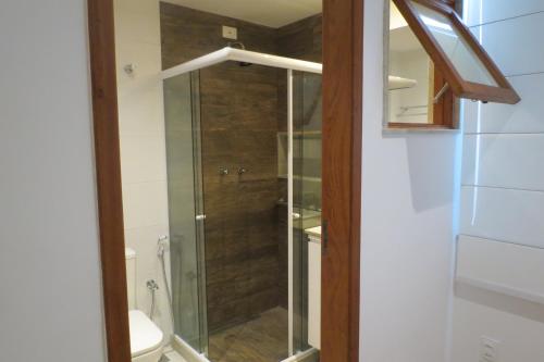 y baño con ducha de cristal y aseo. en Loft Felipe De Oliveira, en Río de Janeiro