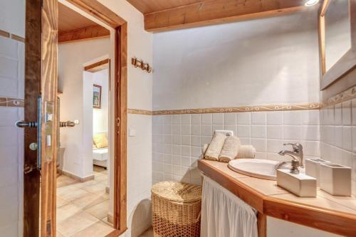 a bathroom with a sink and a mirror at Miravall in Puigpunyent