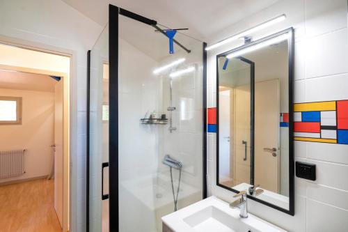 a bathroom with a sink and a mirror at Maison Chaleureuse Avec Terrasse in Capbreton