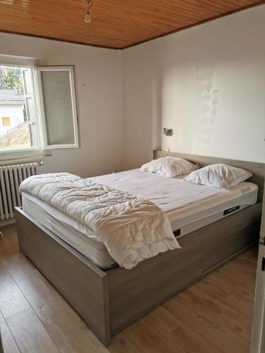 een groot bed in een slaapkamer met een raam bij Foun Vive in Font Romeu Odeillo Via