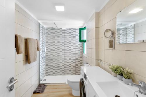 a bathroom with a sink and a toilet and a shower at Casita Blanca in Puerto Rico de Gran Canaria