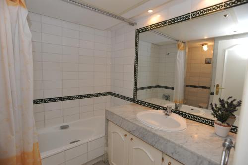 Bonito piso con jardines y piscina