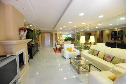 Bonito piso con jardines y piscina