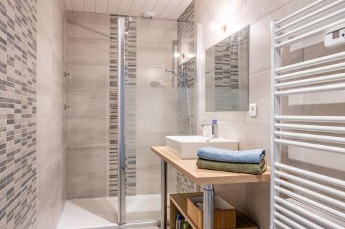a bathroom with a shower and a sink at Agréable Maison Sablaise in Les Sables-d'Olonne