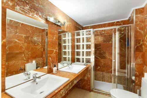 a bathroom with two sinks and a shower at Nice Apartment 1210 In Central Area in San Bartolomé