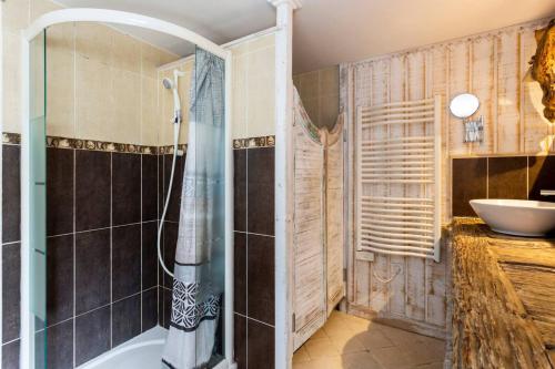 a bathroom with a shower and a sink at La Cabane de Bébert - Marie en Lys in Cap-Ferret