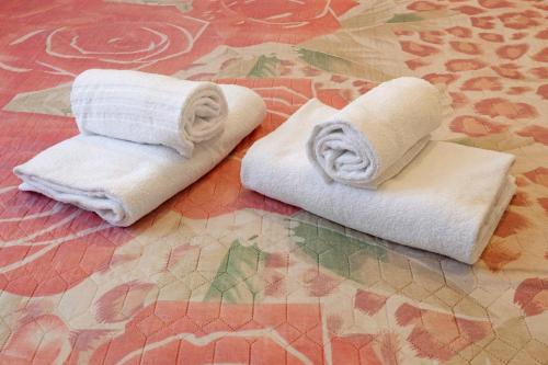 two towels sitting on top of a bed at Lisettarooms in Vernazza