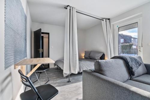 a living room with a couch and a bed at Klein aber fein in Worpswede