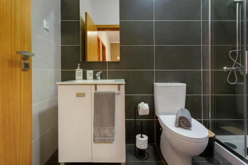 a bathroom with a toilet and a sink at Moradia Casa Feliz in Santa Cruz