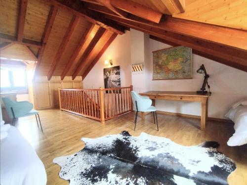 a room with a bed and a desk and a table at Casa Arguis in Eriste