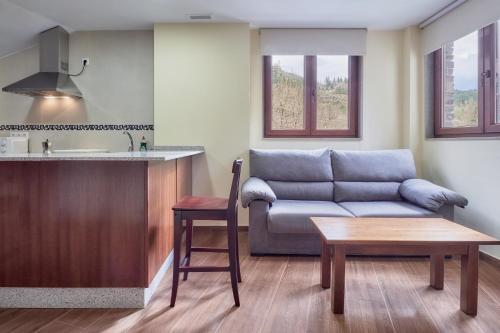 a living room with a couch and a table at Valle del Ibias - Segundo Izquierda in Cecos