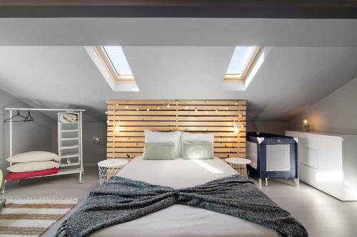 a bedroom with a large bed in a attic at Casa Barroca in Alte