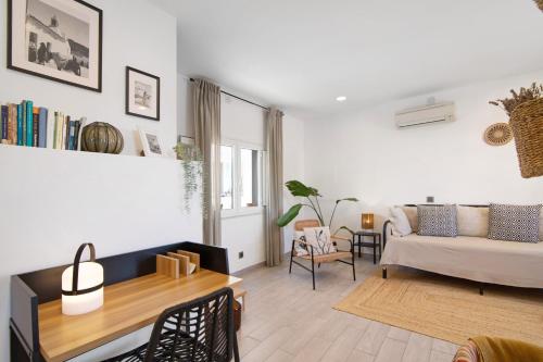 a living room with a couch and a table at Casa Barroca in Alte