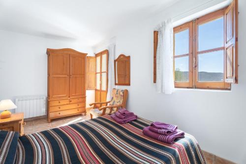 a bedroom with a bed and a window at Casa del Practicant in Culla