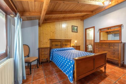 a bedroom with a bed and a chair in it at Angela in Isla