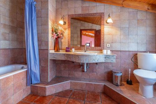 a bathroom with a sink and a tub and a toilet at Angela in Isla