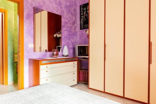 a bedroom with purple walls and a kitchen with a bed at Il Dolce Risveglio in Fossacesia