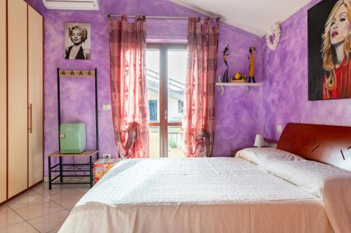 a bedroom with purple walls and a large bed at Il Dolce Risveglio in Fossacesia