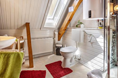 a small bathroom with a toilet and a sink at La Rose in Tengen