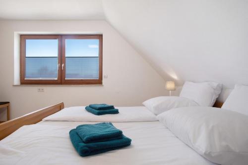 two twin beds in a room with a window at Gästehaus Heinemann - Dg4 in Langenargen