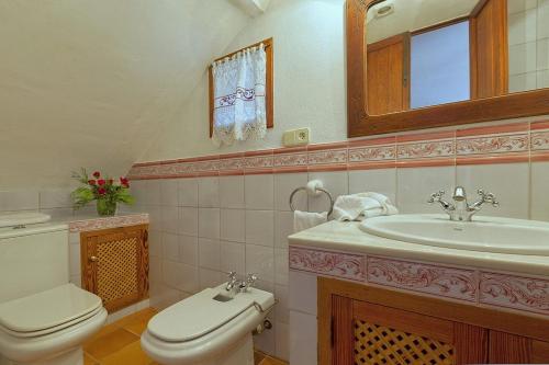 a bathroom with a toilet and a sink at Finca Antonio in Búger