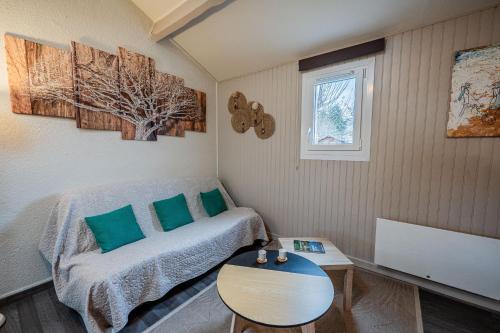 a small room with a bed and a table at Gîtes le Clos des Pradals in Tarascon-sur-Ariège