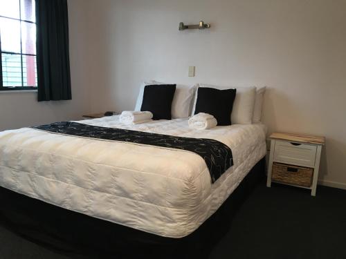 Postel nebo postele na pokoji v ubytování Kiwi Court Motel