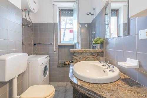 a bathroom with a sink and a toilet and a shower at Villa Clara in Gallina