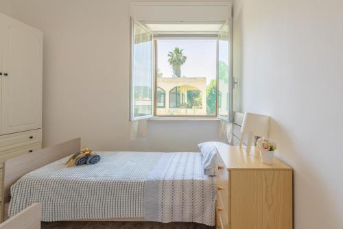 a small bedroom with a bed and a window at Villa Clara in Gallina