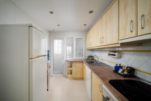Mediterranean apt with seaview, 365-Day open pool and walking distance to the beach