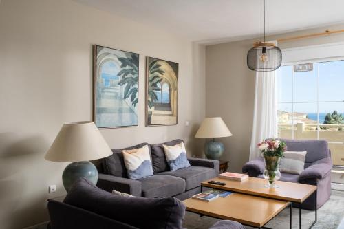 Mediterranean apt with seaview, 365-Day open pool and walking distance to the beach