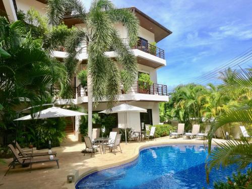 um hotel com piscina em frente a um edifício em Soleil D'asie Residence em Chaweng Noi Beach