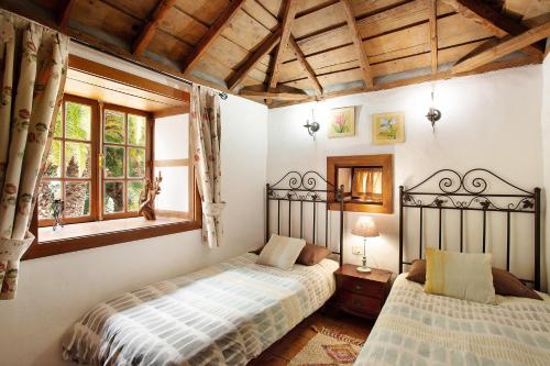 a bedroom with two beds and a window at Casa Rural Ciso in Tijarafe