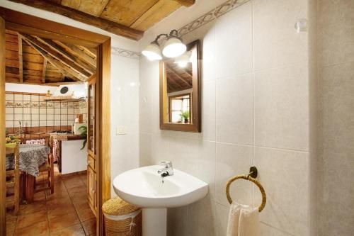 a bathroom with a sink and a mirror at Casa Rural Ciso in Tijarafe