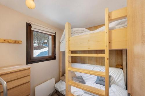 two bunk beds in a tiny house at Appartement St so in Saint-Sorlin-dʼArves