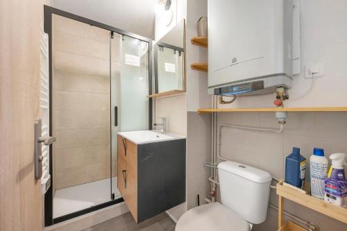 a small bathroom with a toilet and a shower at Appartement St so in Saint-Sorlin-dʼArves
