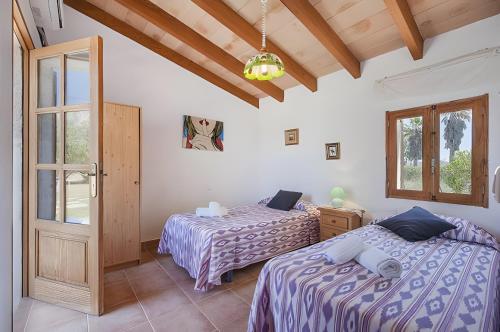 a bedroom with two beds and a window at Las Palmeras in El Port