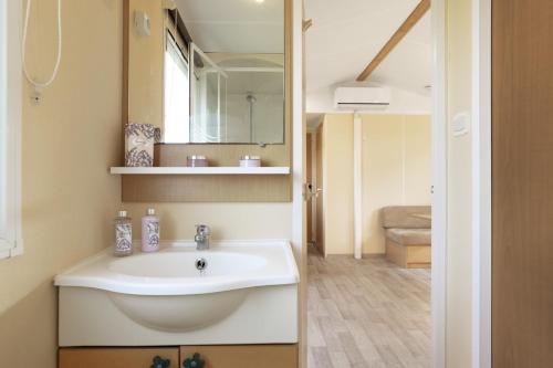 a bathroom with a sink and a mirror at Calma in Barbate