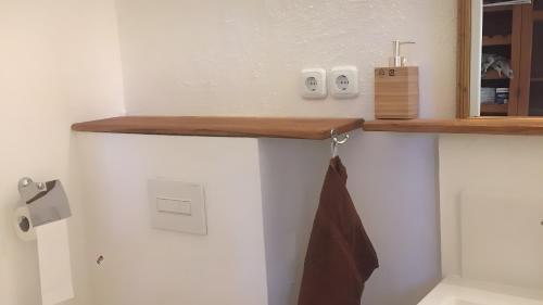 a bathroom with a towel hanging on a wall at Gemütliches Refugium im Klosterdorf in Neustadt am Rübenberge